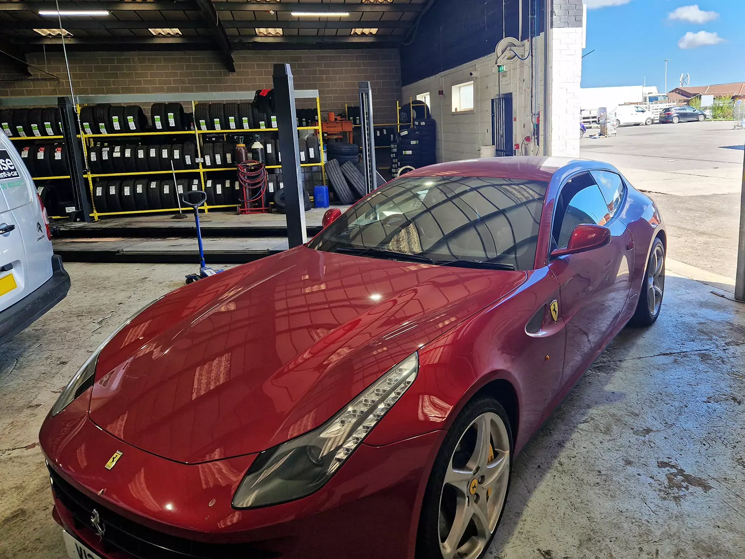 Pirelli PZERO F01 Tyres for stunning Ferrari FF V12 supercar