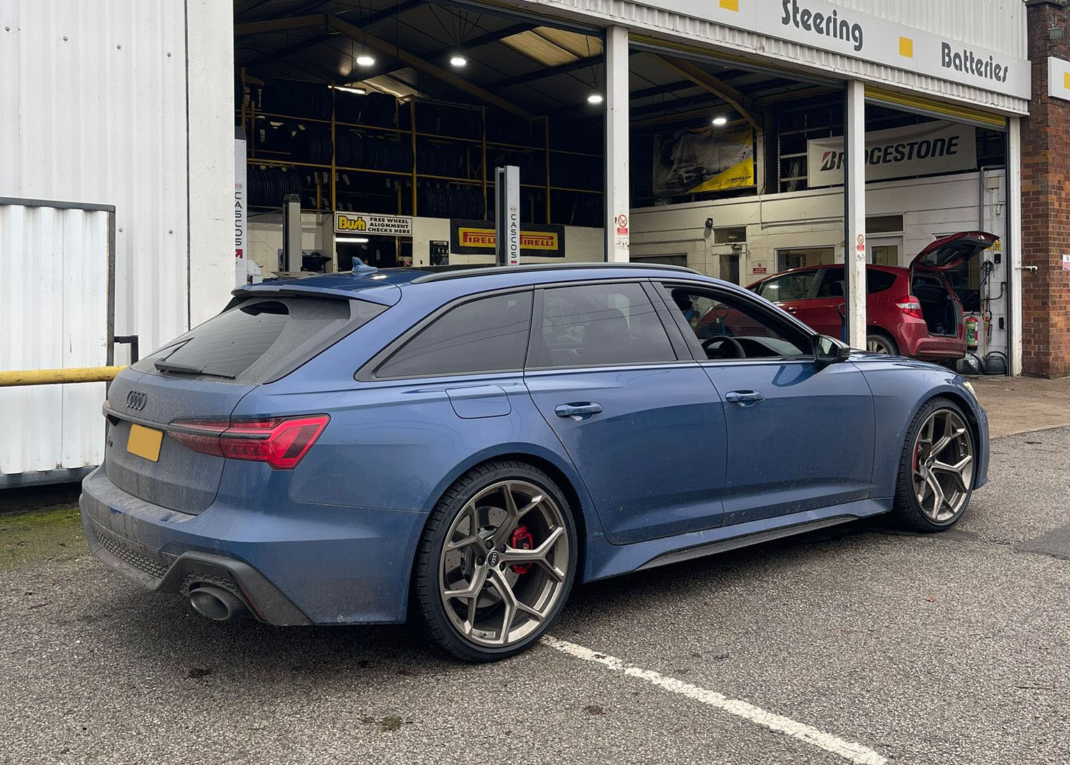 A Ascari Blue RS6 Avant, Performance Carbon Vorsprung, visited Bush Tyres in Horncastle for a full set of Pirelli P ZERO Winter AO Tyres. Fitted with colour matching Neodymium Gold balance weights for the attention to detail by the team.