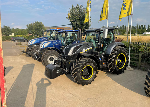 Custom wheels and Michelin MACHXBIB Tyres for New Holland T7.230 Auto Command