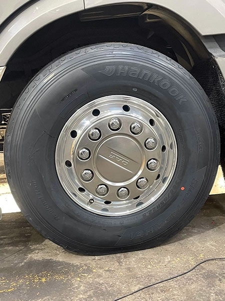 Hankook Smart Flex AH51 Steering axle tyres and Alcoa Dura-Bright wheels on 2017 DAF truck
