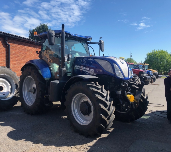 BKT RT657 Agrimax on New Holland | Bush Tyres